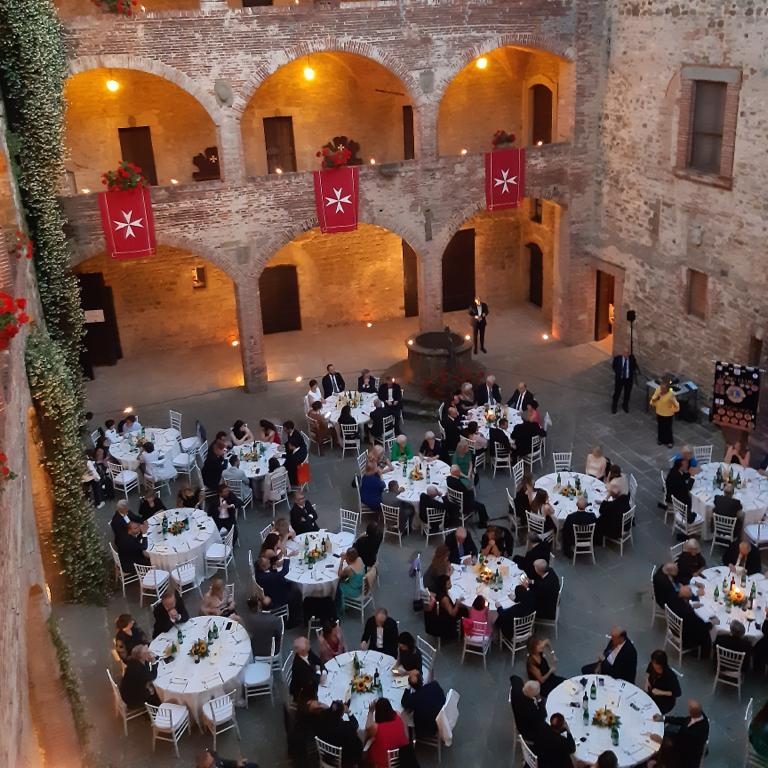 Apericena sotto le stelle, una domenica sera all’insegna delle bellezze artistiche di Castello di Magione