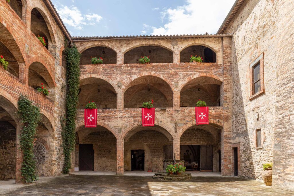 Castello di Magione — Cortile vessilli